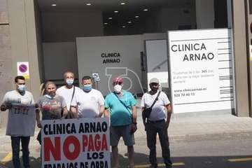 Protesta pacífica de trabajadores delante de la Clínica Arnao para exigir el pago de sus salarios/TA